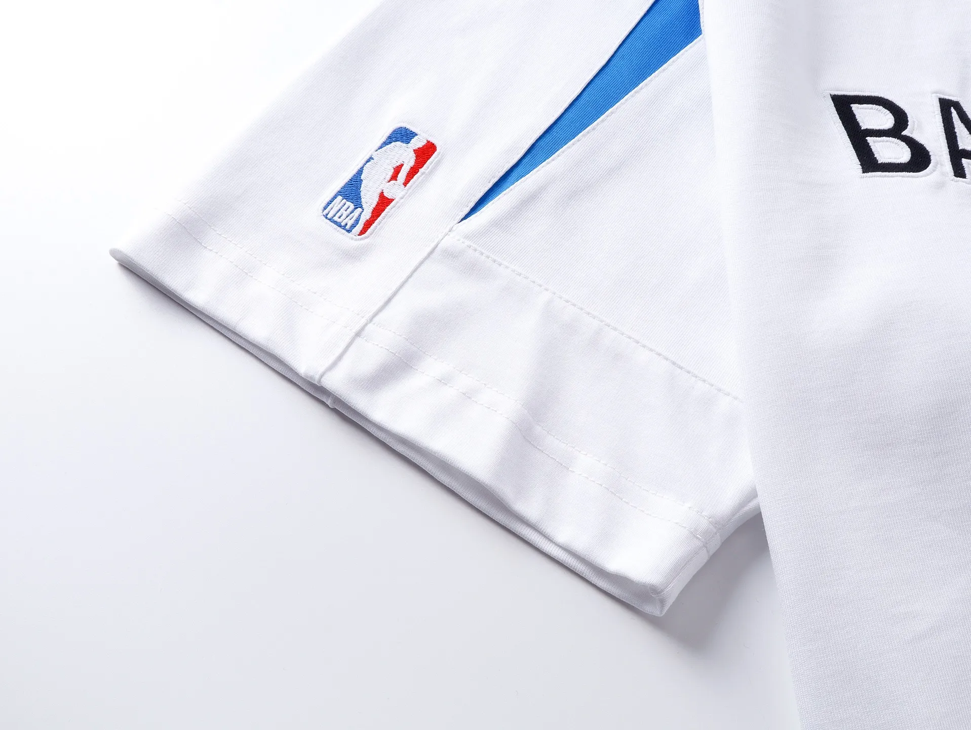 💰P140（ : ） 【 . Quality】BALENCI*GA/ SS 26New Arrival NBA Series T 。 ， NBASeries 。 ， 。 SS 26 New Arrival。 ， 。 。 Authentic ， 。 。 260 ， . ， 。 。 。 ， ， 。 。 。 OS . Same Style ：BL 263760 ：Black，White，Red Size：XS S M L